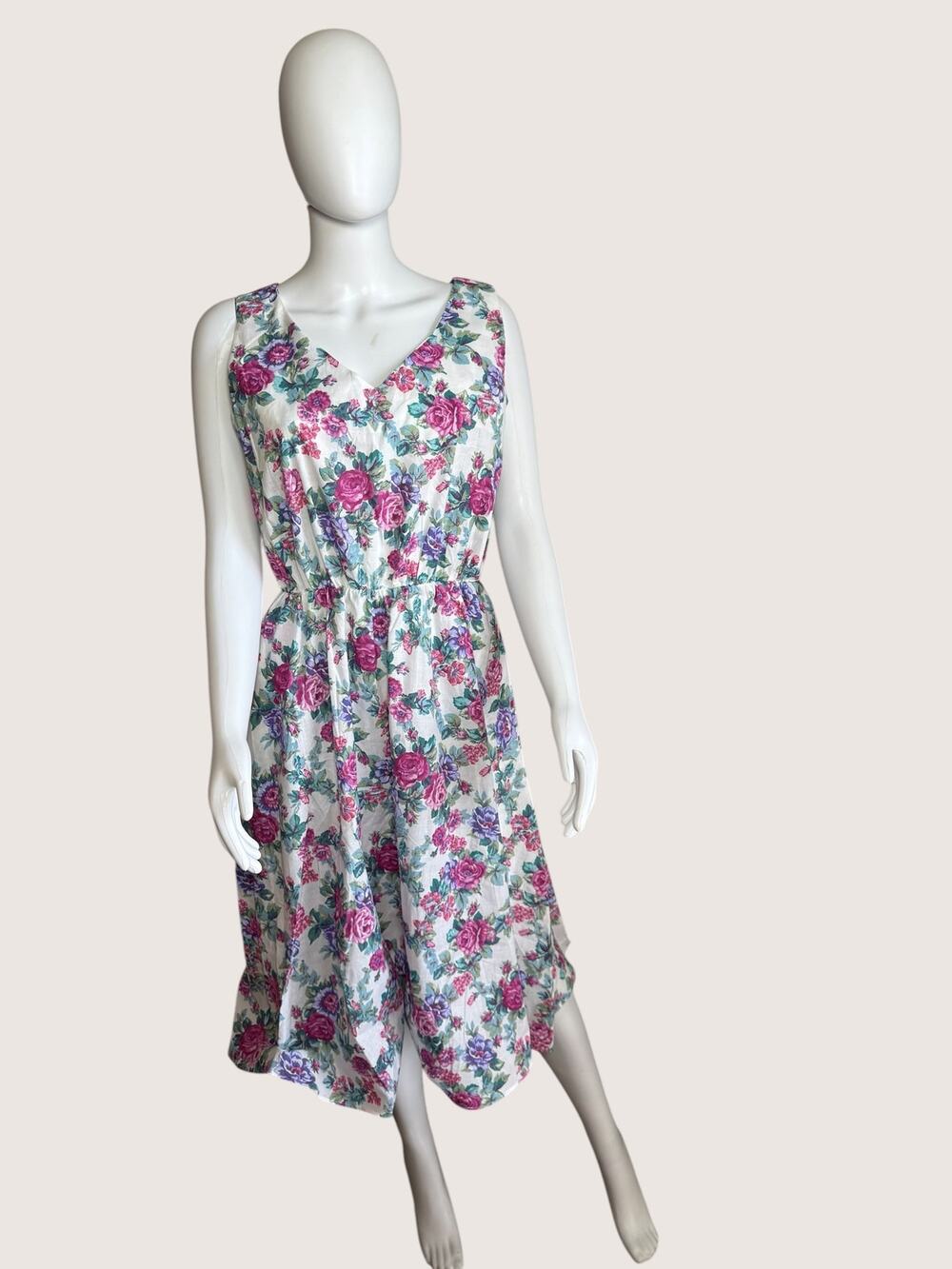 1970’s Vintage White Floral Sleeveless V-Neck Midi Dress